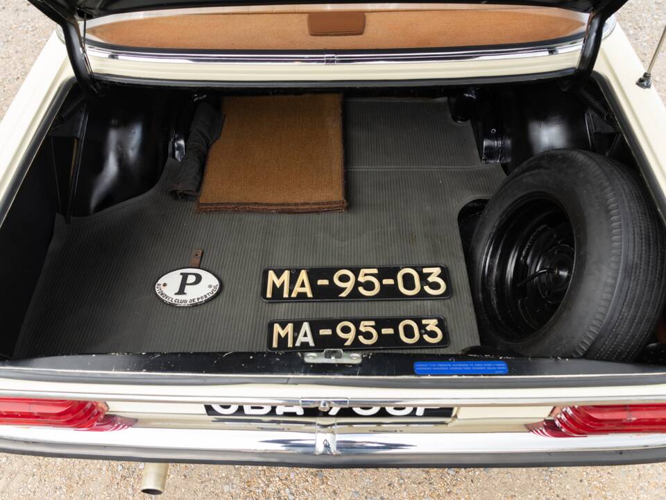 Imagen 31/40 de Mercedes-Benz 230/4 (1976)