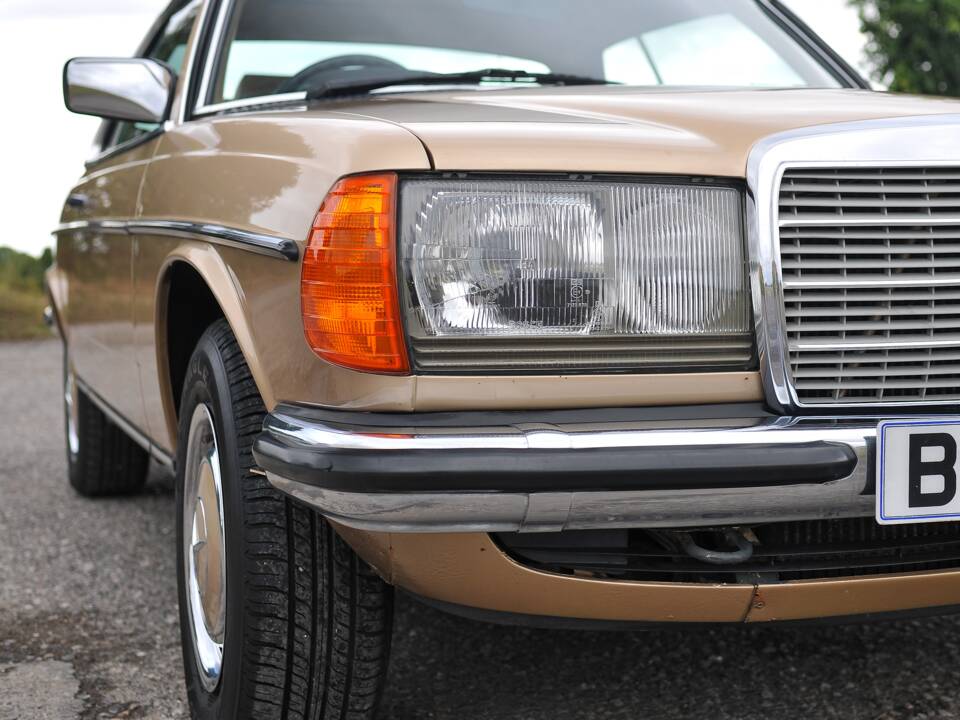 Image 13/33 of Mercedes-Benz 230 CE (1985)