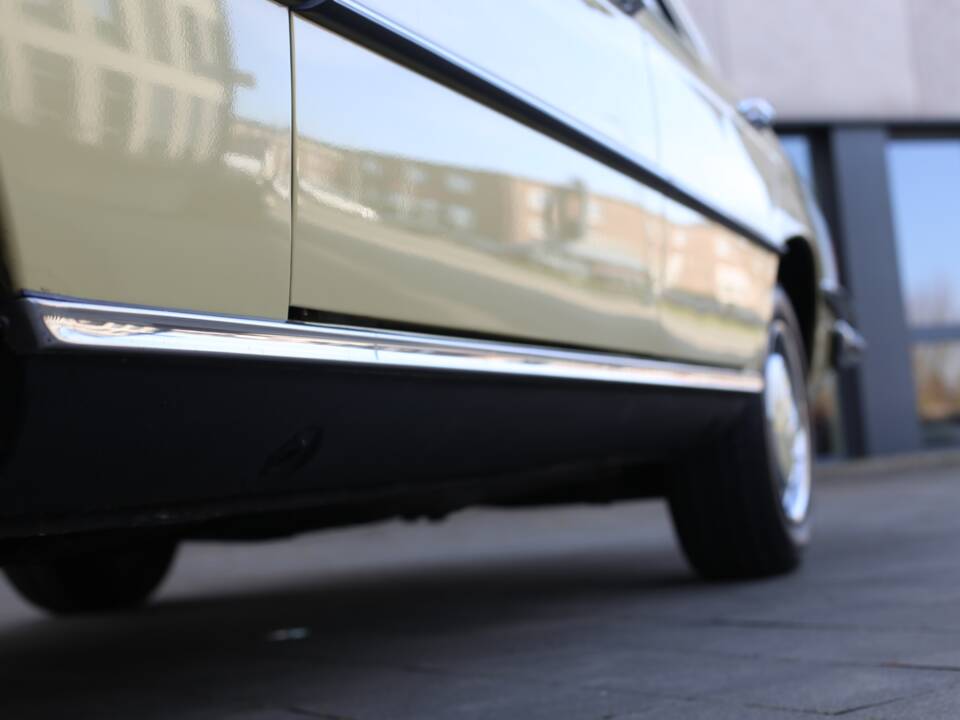 Bild 19/76 von Mercedes-Benz 280 SE (1977)