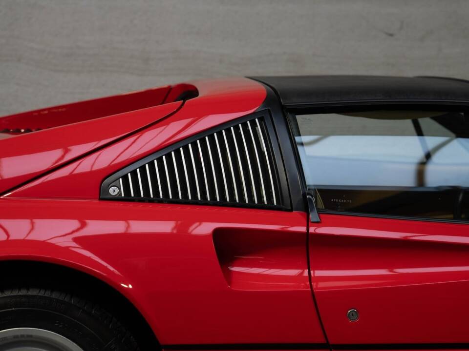 Bild 16/85 von Ferrari 308 GTSi Quattrovalvole (1985)