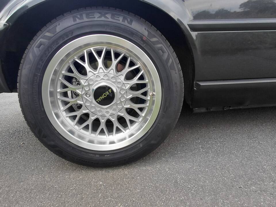 Immagine 46/53 di BMW 320i (1989)