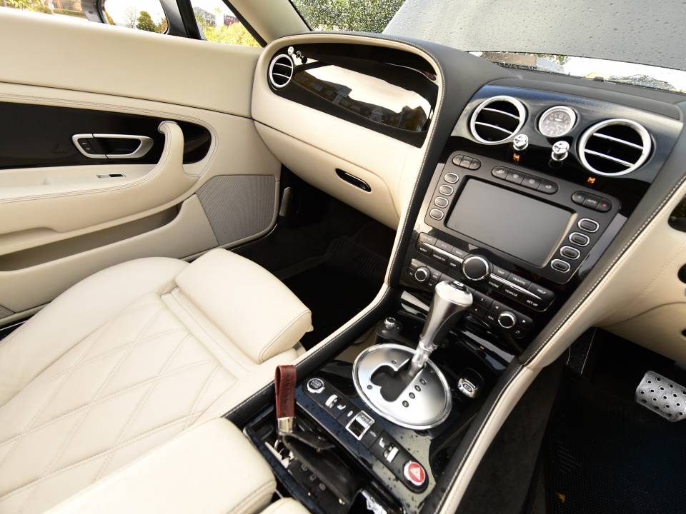 Imagen 27/44 de Bentley Continental GTC (2011)