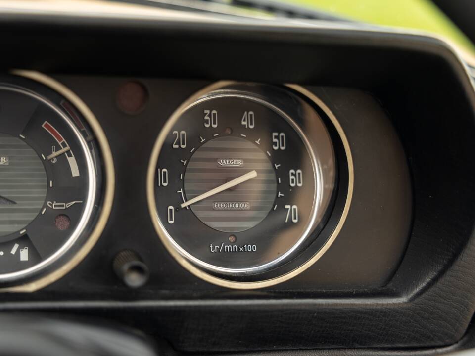 Image 24/45 of Peugeot 504 Convertible (1974)