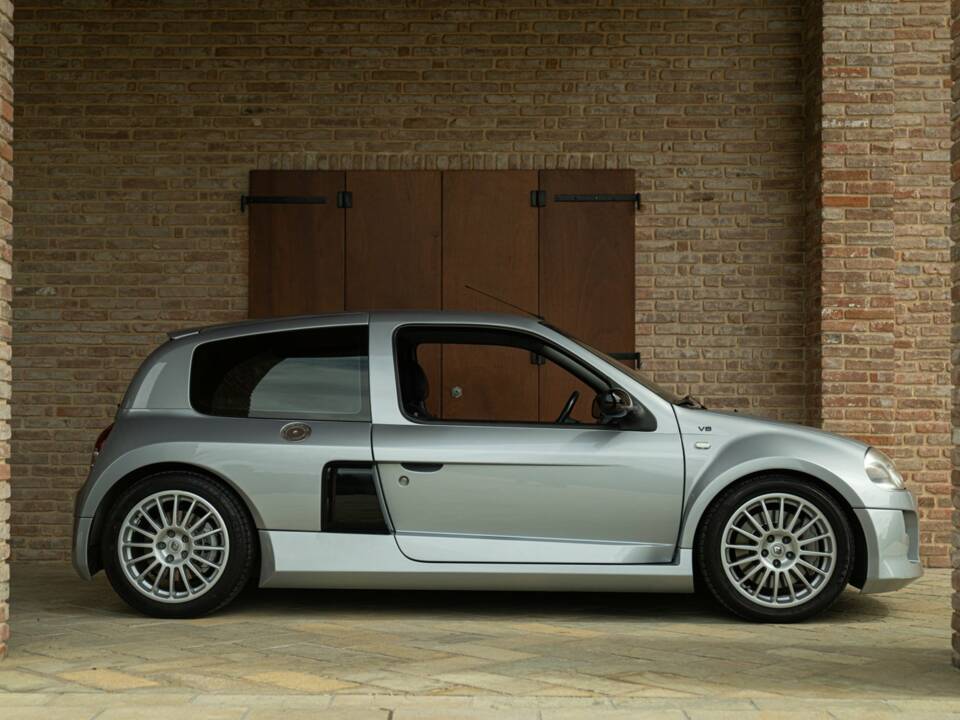 Image 16/50 of Renault Clio II V6 (2002)