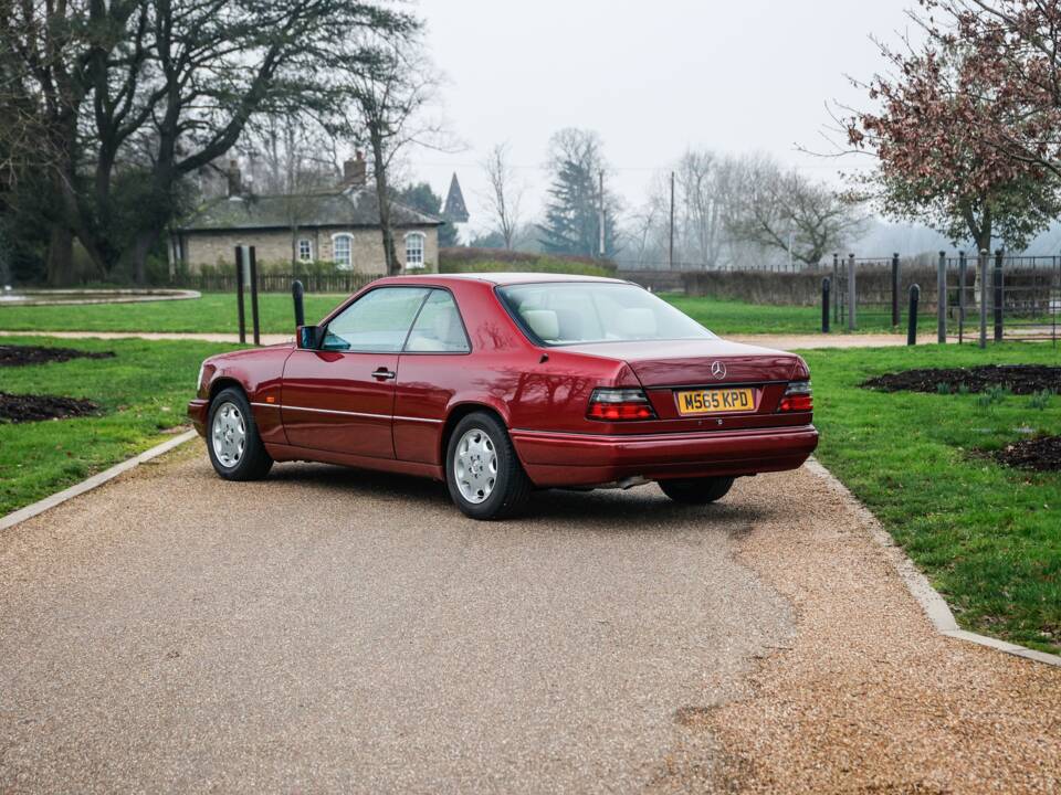 Immagine 18/47 di Mercedes-Benz E 220 (1995)