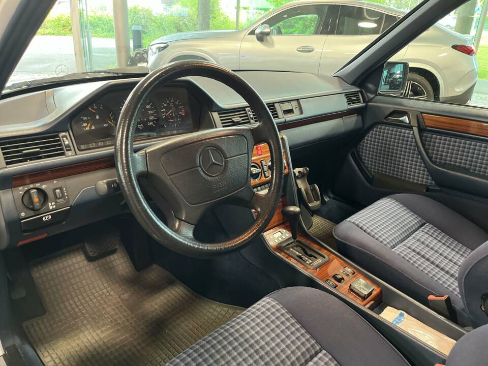 Imagen 8/22 de Mercedes-Benz 220 TE (1993)