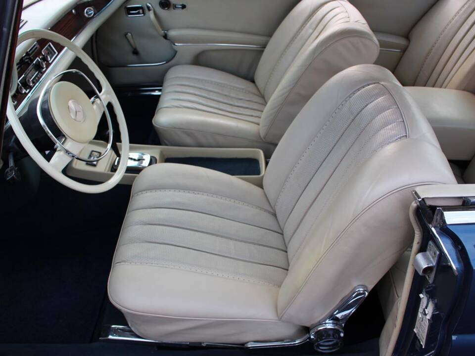 Image 14/27 de Mercedes-Benz 280 SE 3,5 (1971)