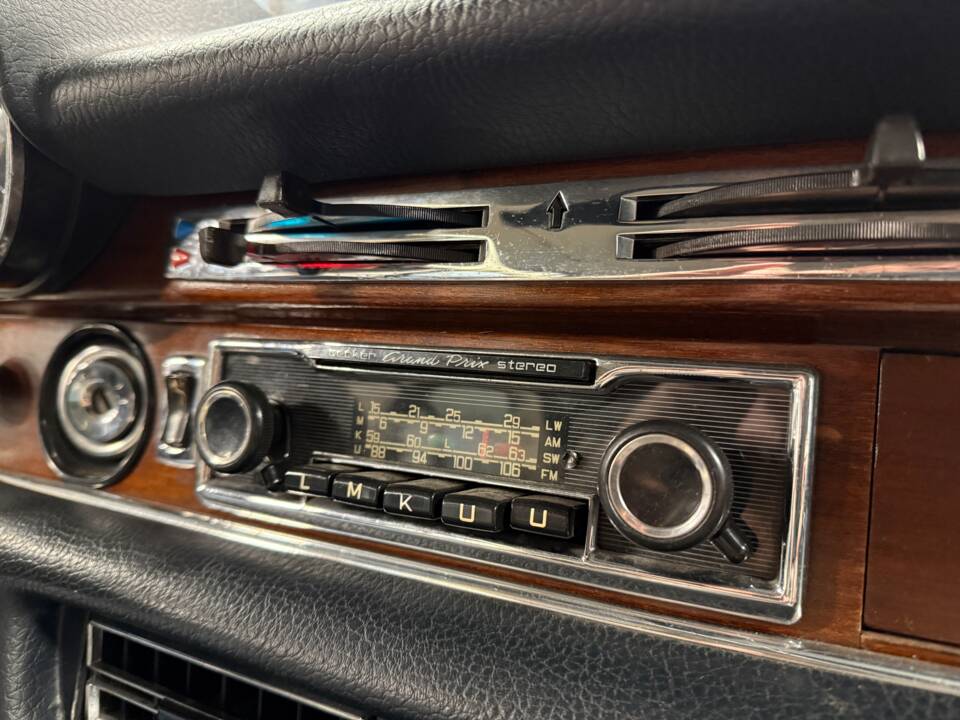 Image 24/44 of Mercedes-Benz 280 SEL 3,5 (1971)