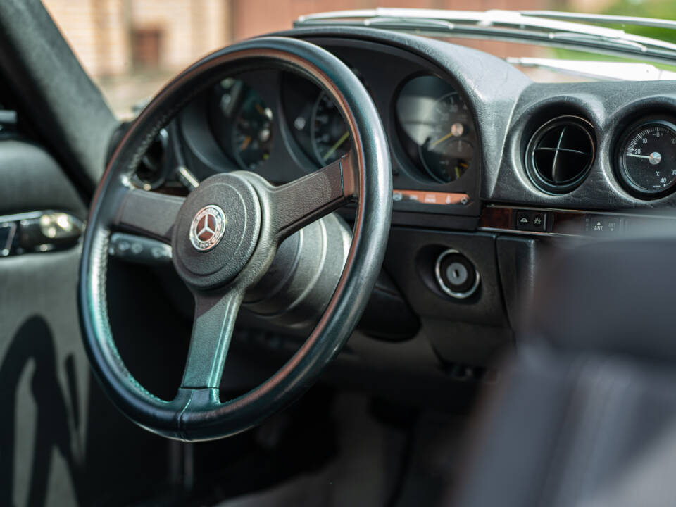 Image 46/68 of Mercedes-Benz 500 SL (1984)