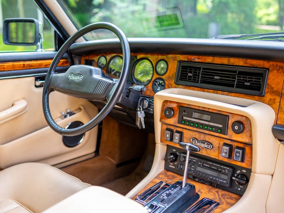 Image 28/42 of Daimler Double Six (1989)
