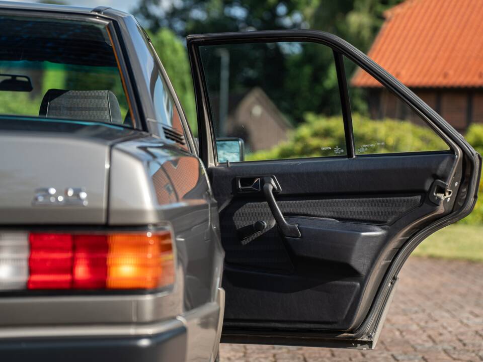 Immagine 37/73 di Mercedes-Benz 190 D 2.5 (1990)