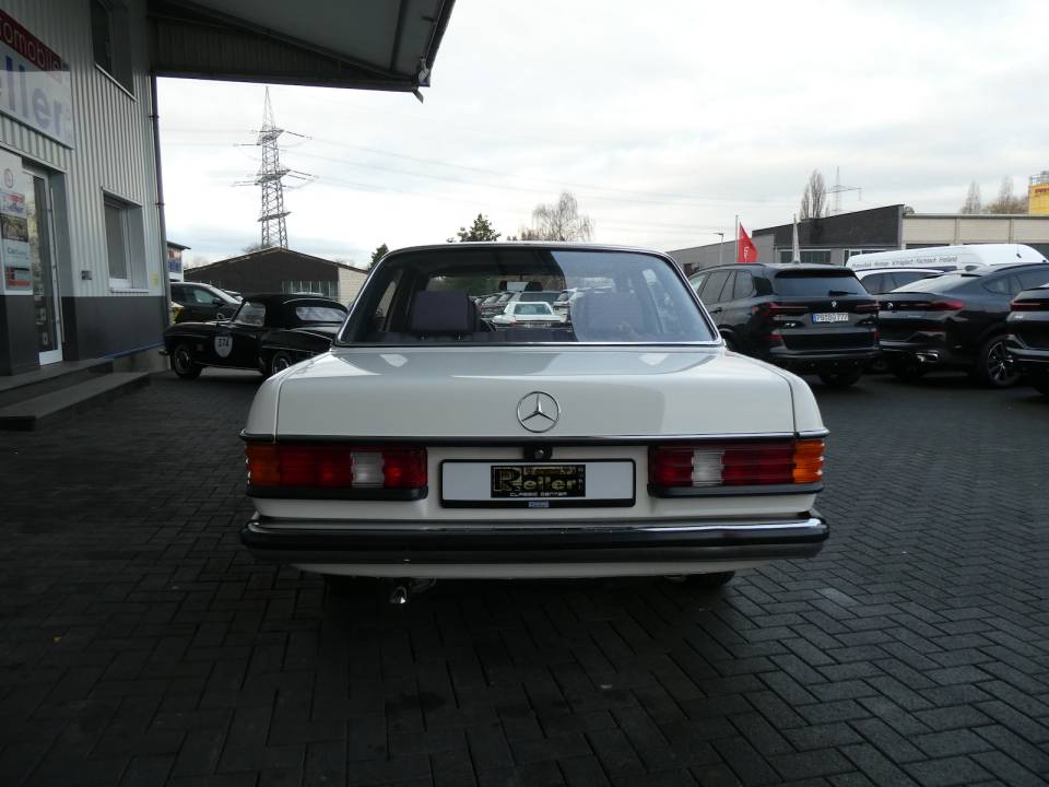 Image 5/28 de Mercedes-Benz 200 (1981)