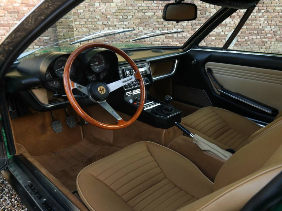 Image 8/50 of Alfa Romeo Montreal (1973)