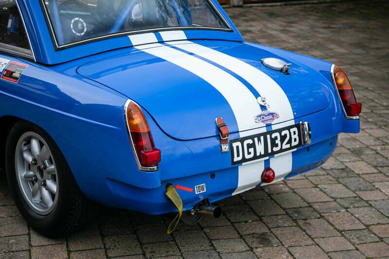 Image 9/45 of MG MGB GT (1964)