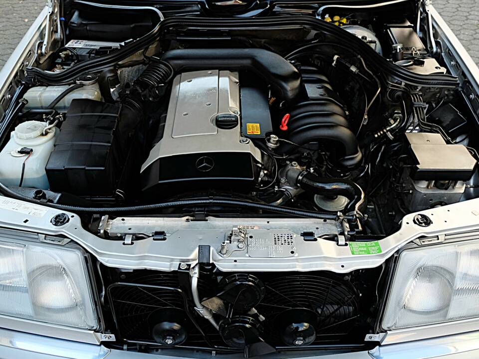 Image 63/74 of Mercedes-Benz E 320 (1997)