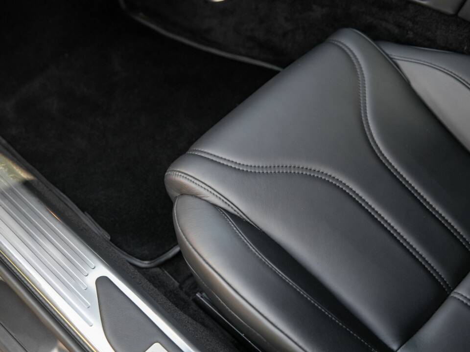 Image 42/50 of Aston Martin DBS (2011)