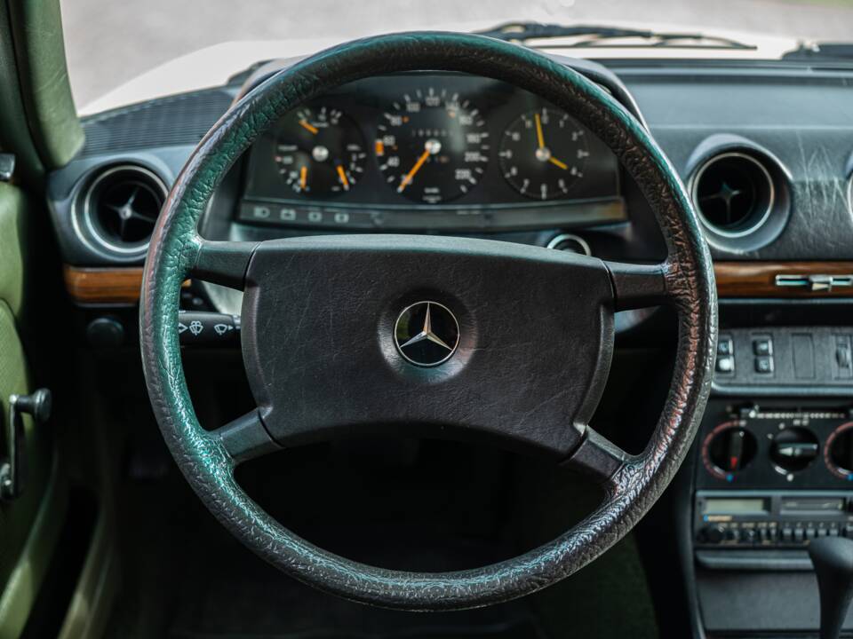 Image 23/53 de Mercedes-Benz 200 T (1982)