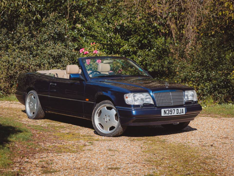 Imagen 28/41 de Mercedes-Benz E 220 (1995)
