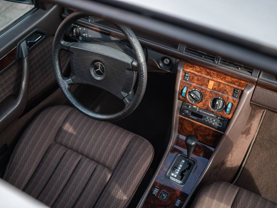 Immagine 27/73 di Mercedes-Benz 300 CE (1991)