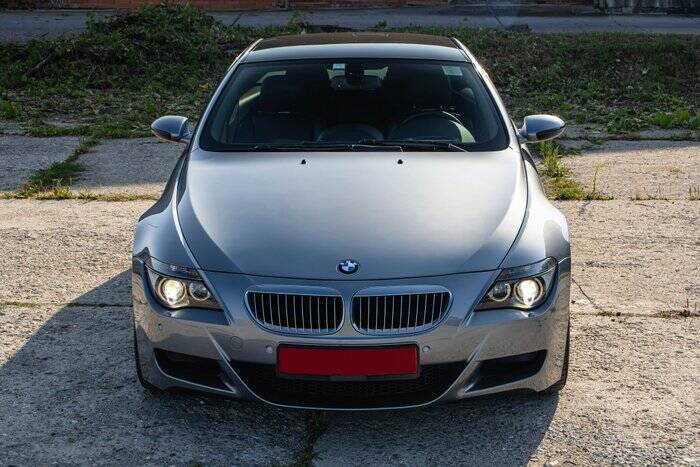 Image 7/7 of BMW M6 (2006)