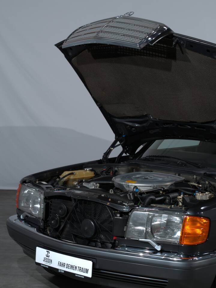 Image 21/52 of Mercedes-Benz 560 SEL (1988)