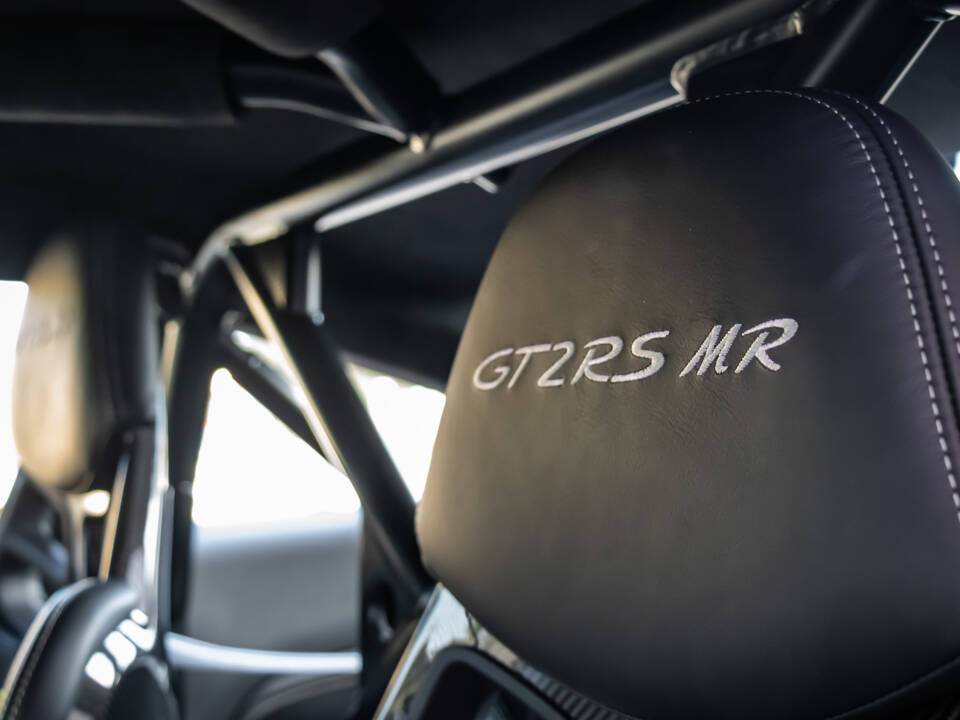 Image 27/50 of Porsche 911 GT2 RS Weissach (2018)