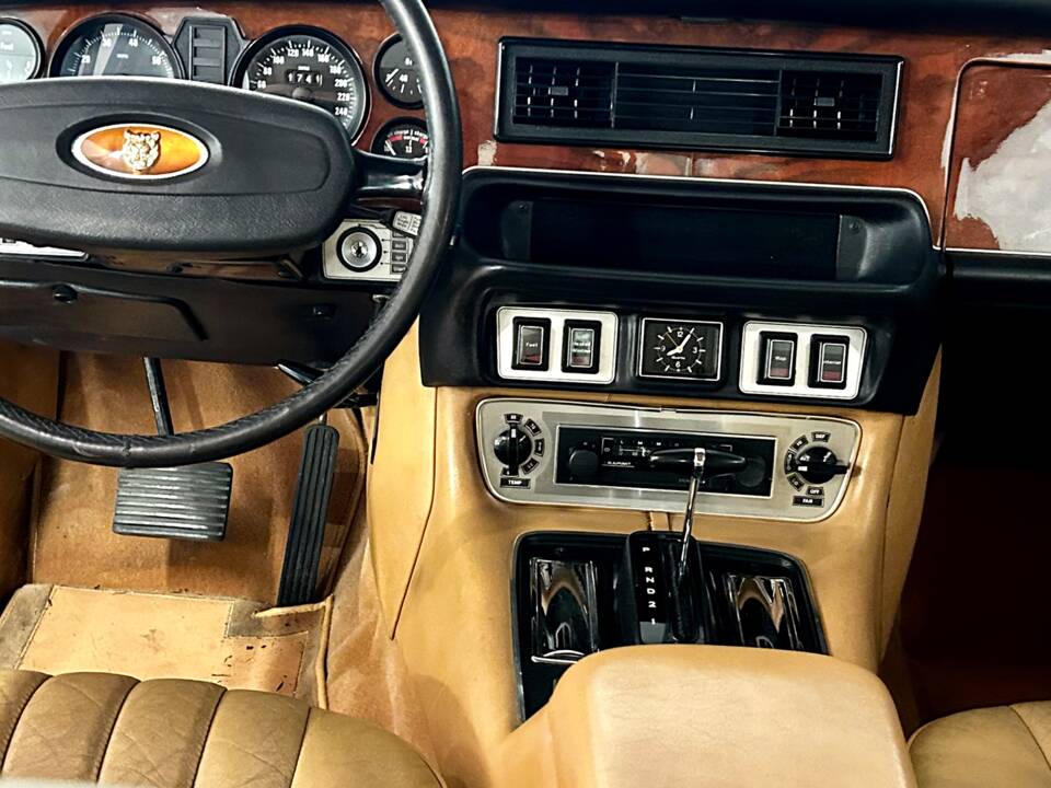 Image 8/13 of Jaguar XJ 12 (1979)