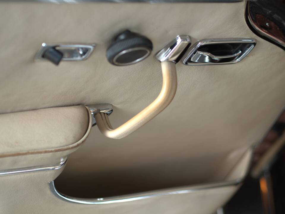 Image 40/57 of Mercedes-Benz 280 SE 3,5 (1971)