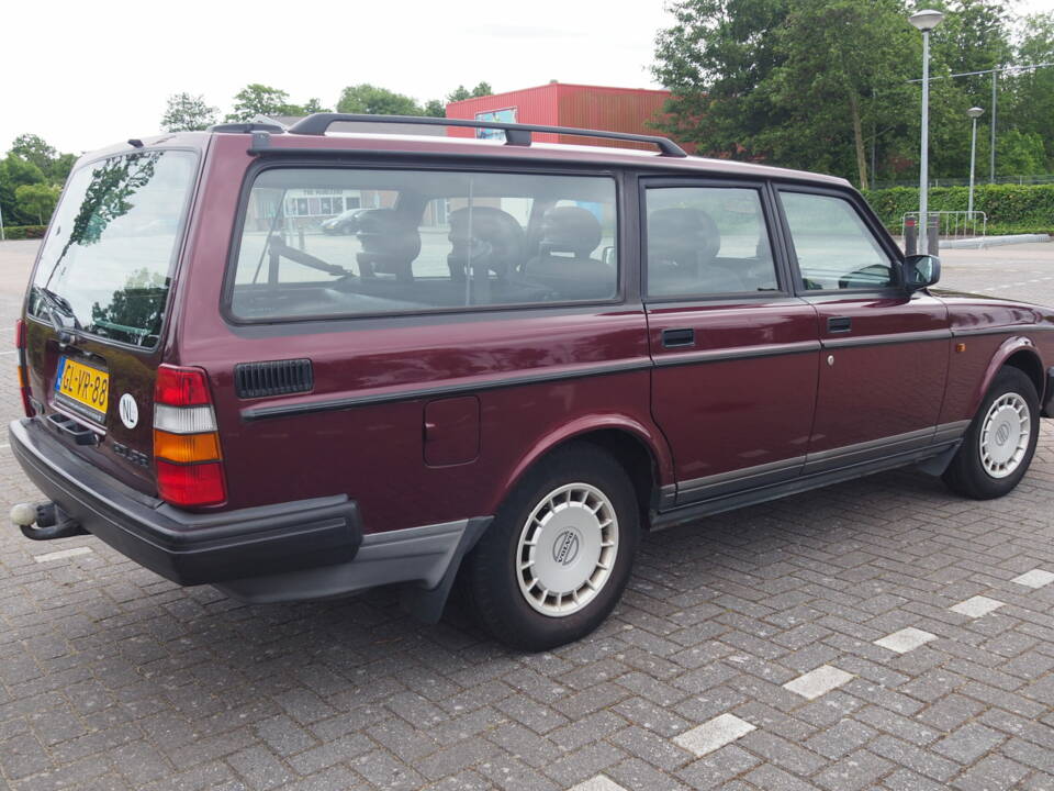 Image 4/6 of Volvo 240 Polar (1993)