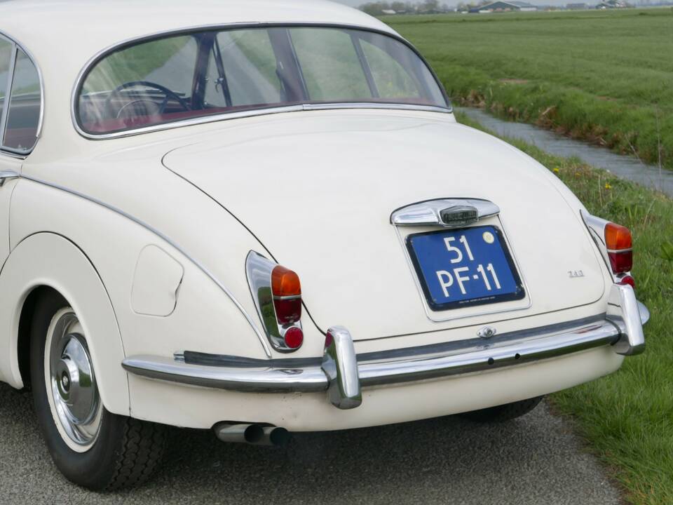 Obraz 50/50 pojazdu Jaguar 240 (1968)