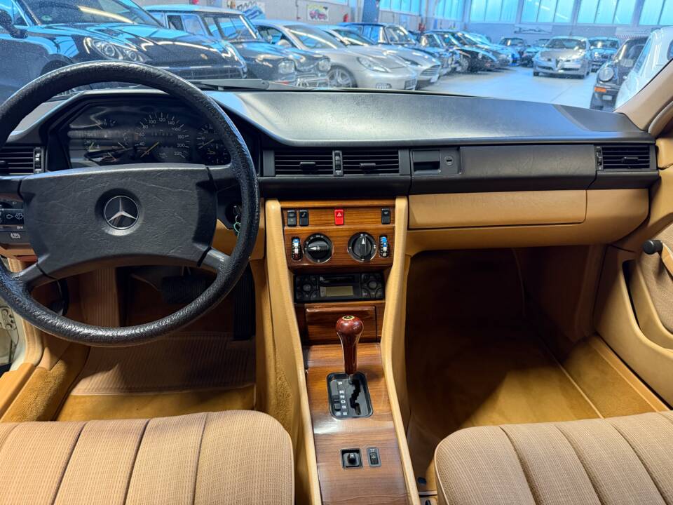 Afbeelding 14/33 van Mercedes-Benz 230 E (1985)