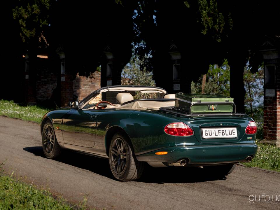 Image 23/70 of Jaguar XKR (2004)