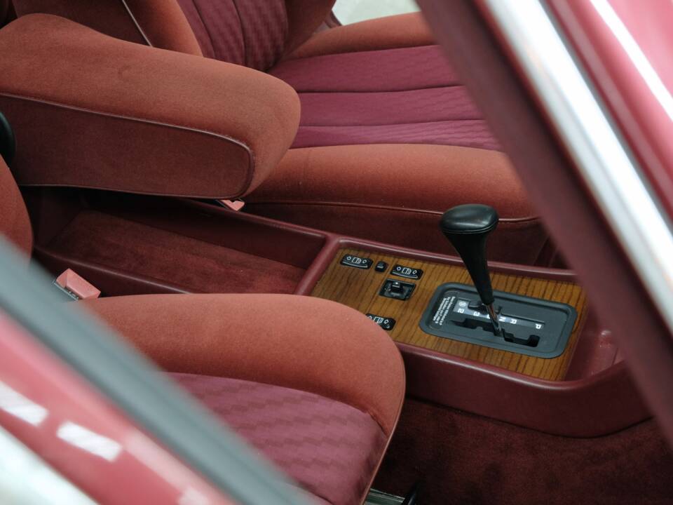 Bild 32/50 von Mercedes-Benz 260 SE (1990)