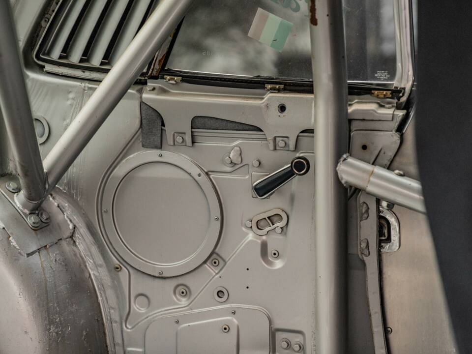 Image 25/40 of Mercedes-Benz 350 SLC (1973)