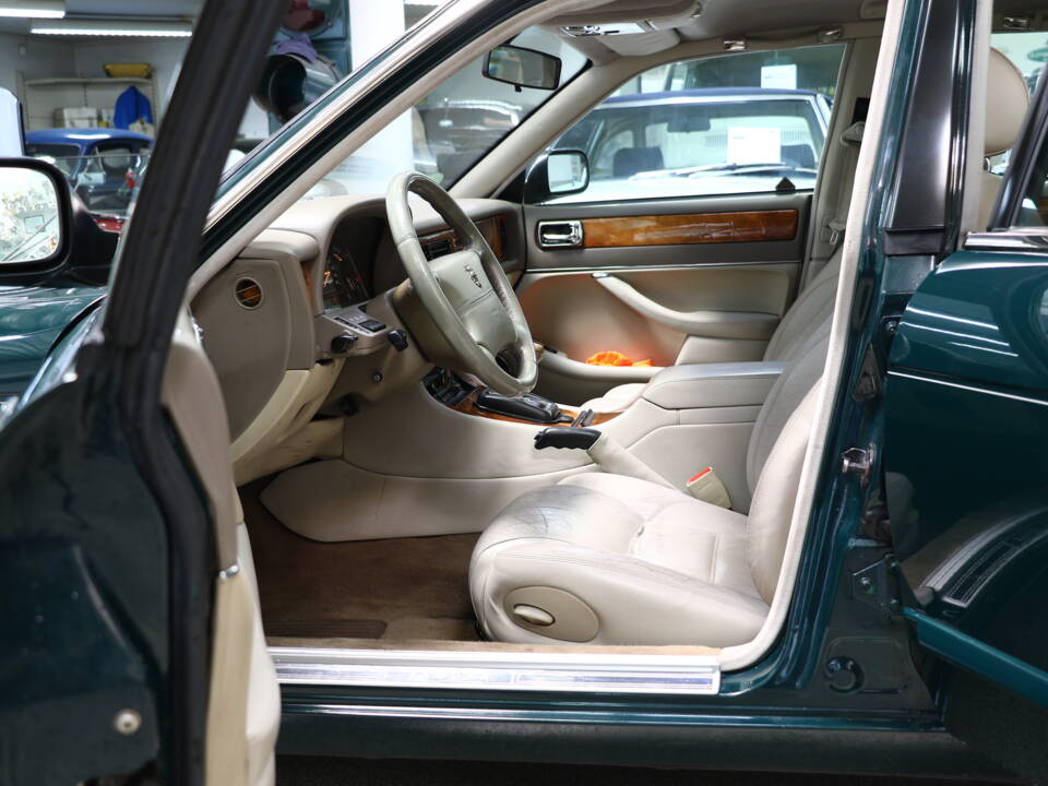 Bild 18/29 von Jaguar XJ6 3.2 Executive (1997)