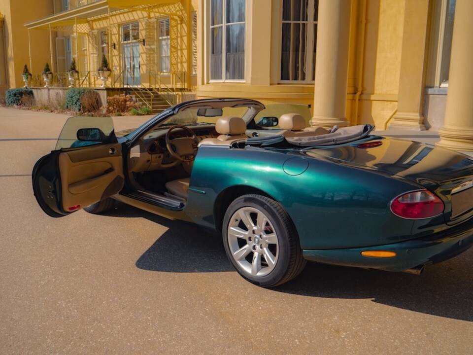 Image 40/49 of Jaguar XK8 4.2 (2003)