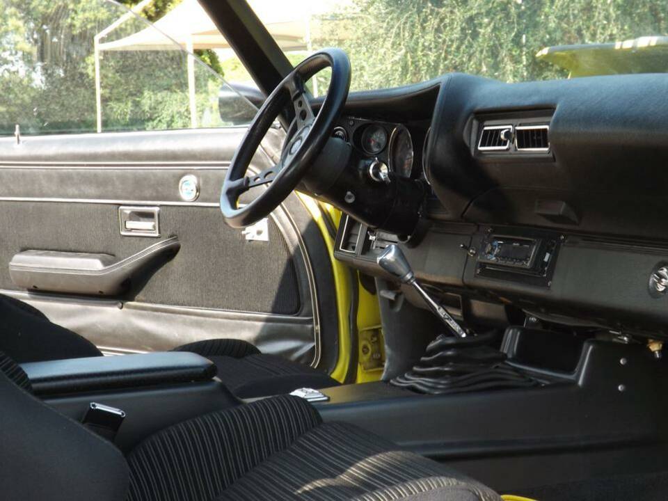 Image 29/50 of Chevrolet Camaro IROC-Z 350 (1974)