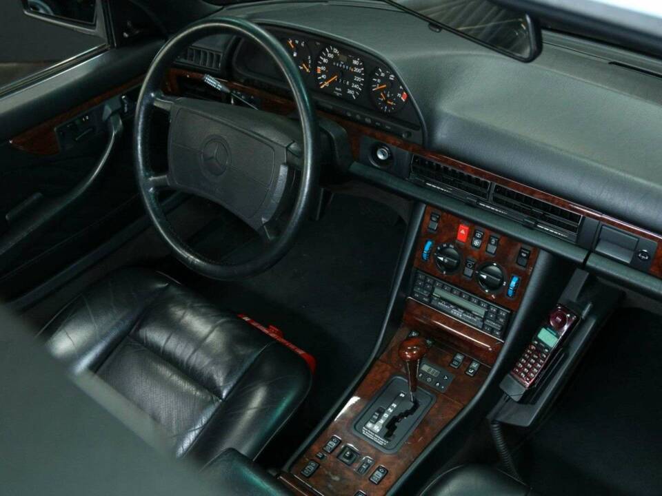 Immagine 15/50 di Mercedes-Benz 560 SEC (1990)