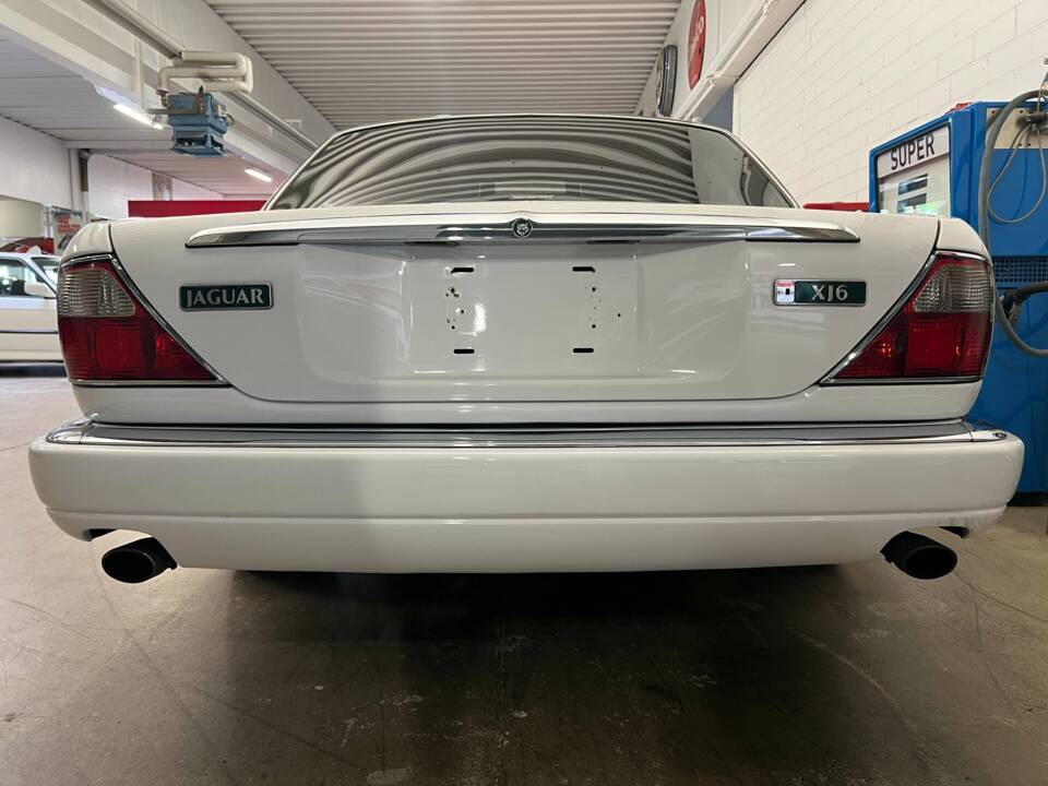 Image 13/15 of Jaguar XJ 6 4.0 Sovereign (1997)