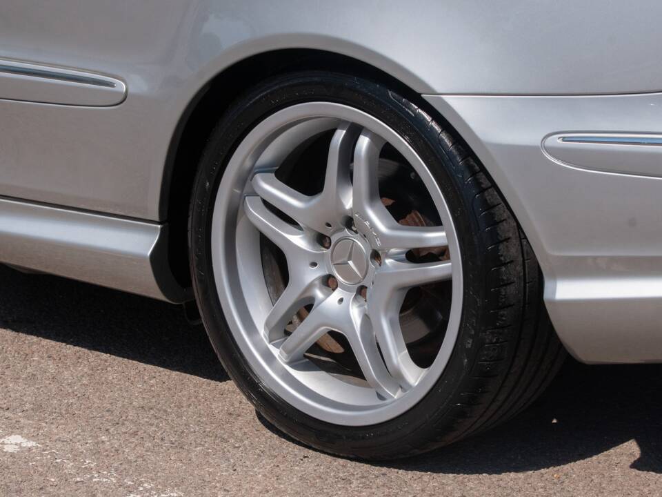 Image 20/50 of Mercedes-Benz CLK 55 AMG (2003)