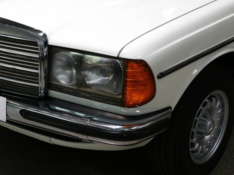 Bild 4/38 von Mercedes-Benz 230 CE (1984)