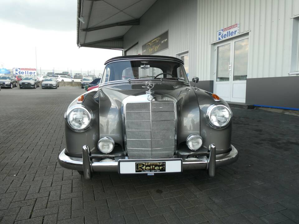 Image 2/23 of Mercedes-Benz 220 SE Cabriolet (1959)