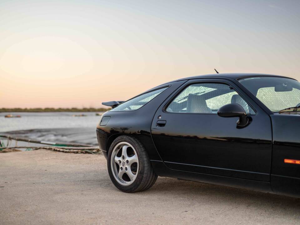Image 18/63 of Porsche 928 GTS (1994)