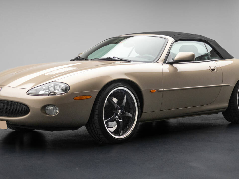 Image 2/9 of Jaguar XKR (2001)