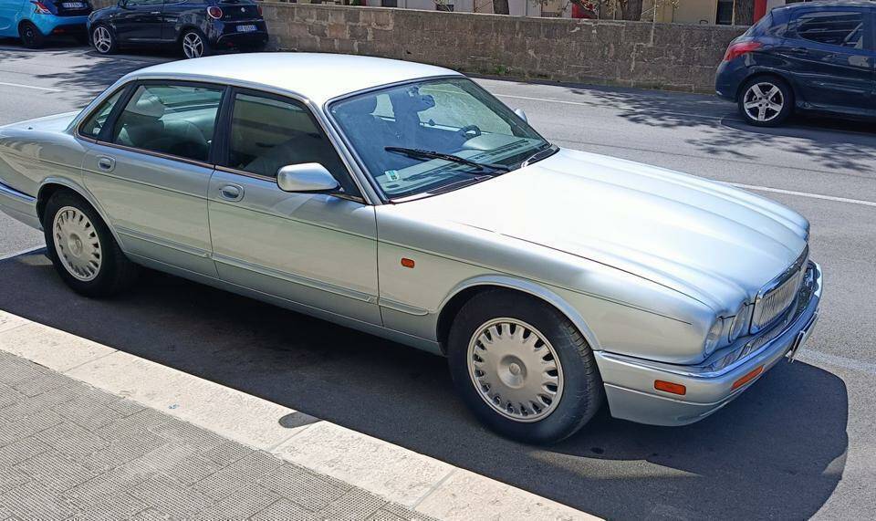 Image 26/33 of Jaguar XJ6 3.2 Executive (1995)