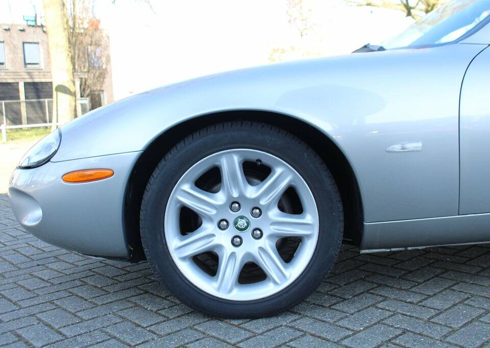 Image 8/8 of Jaguar XK8 4.0 (1999)