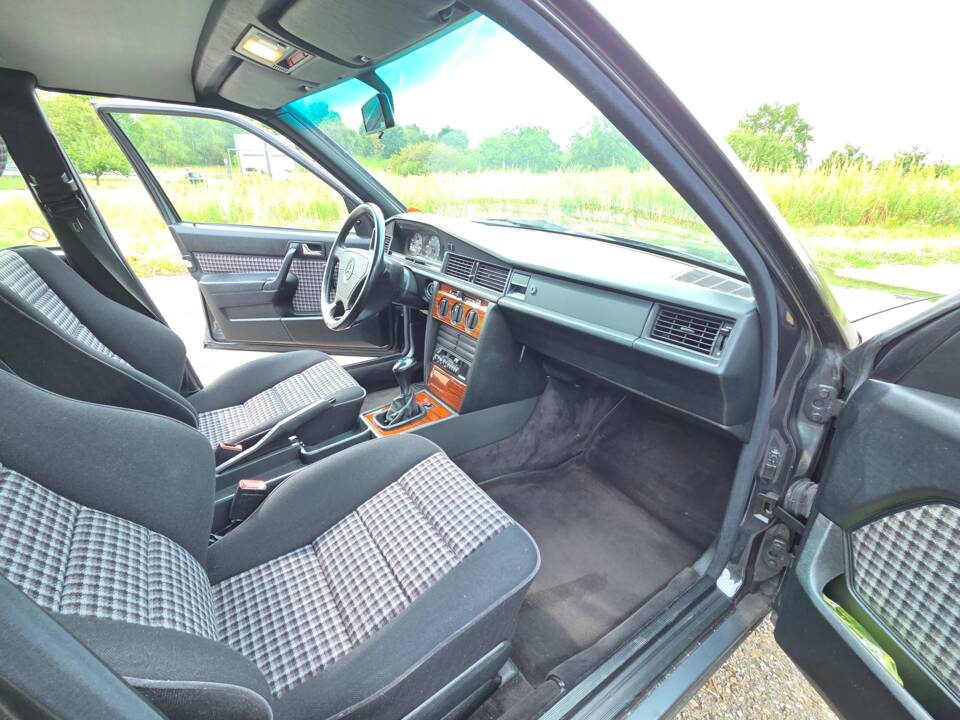 Bild 21/39 von Mercedes-Benz 190 E 1.8 (1992)
