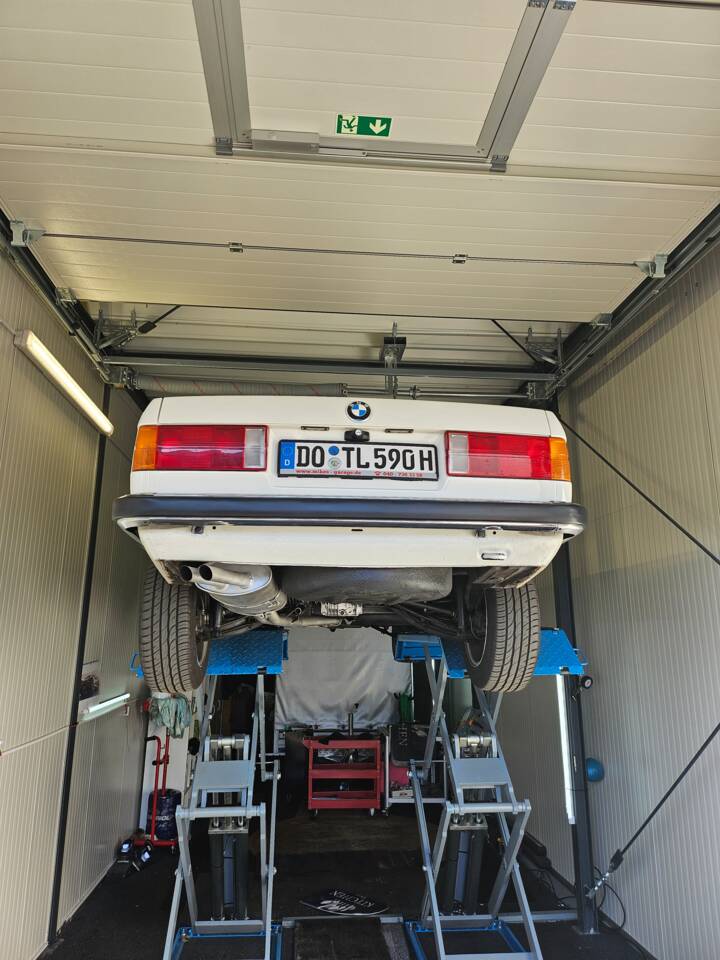 Immagine 24/67 di BMW 320i (1990)