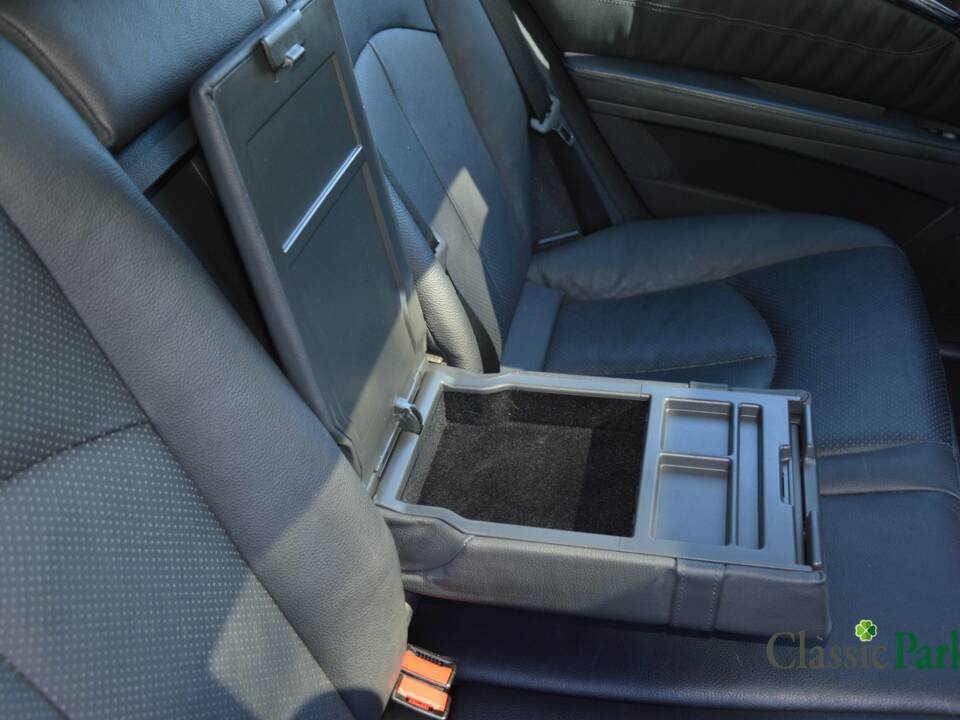 Image 30/50 of Mercedes-Benz E 500 T (2004)