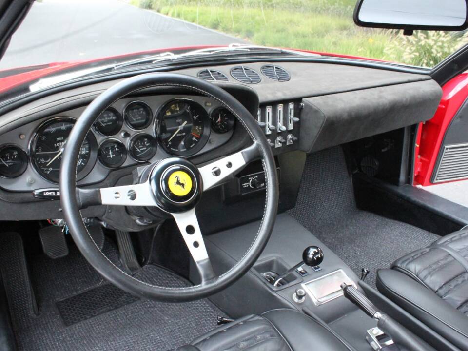 Image 7/22 of Ferrari 365 GTB&#x2F;4 Daytona (1971)